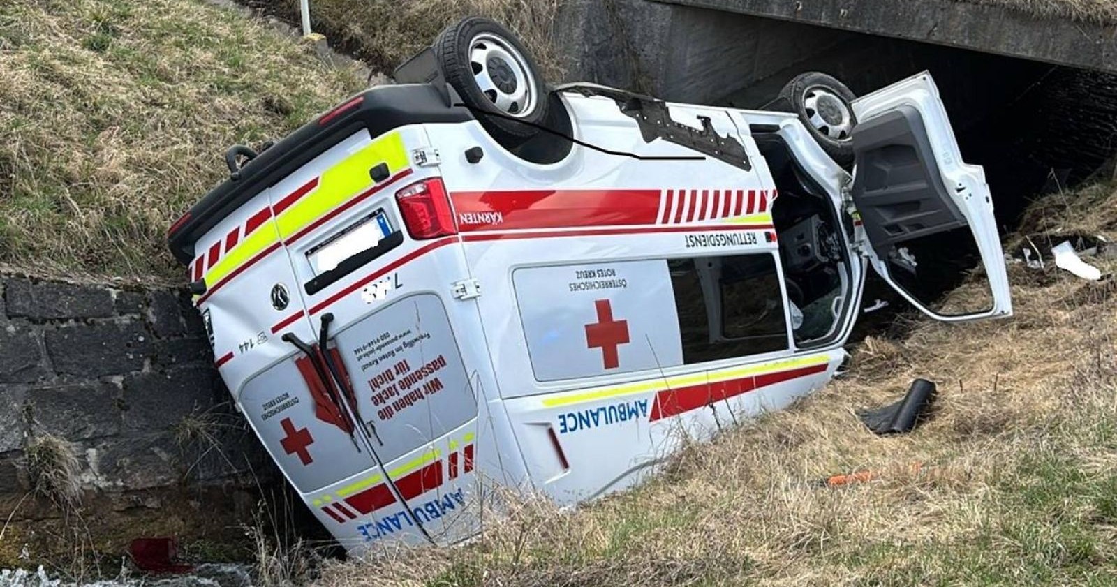 Rettungswagen Unfall Gurktal Kärnten – Einsatzfahrzeug überschlägt sich und liegt im Graben neben der Bundesstraße B93