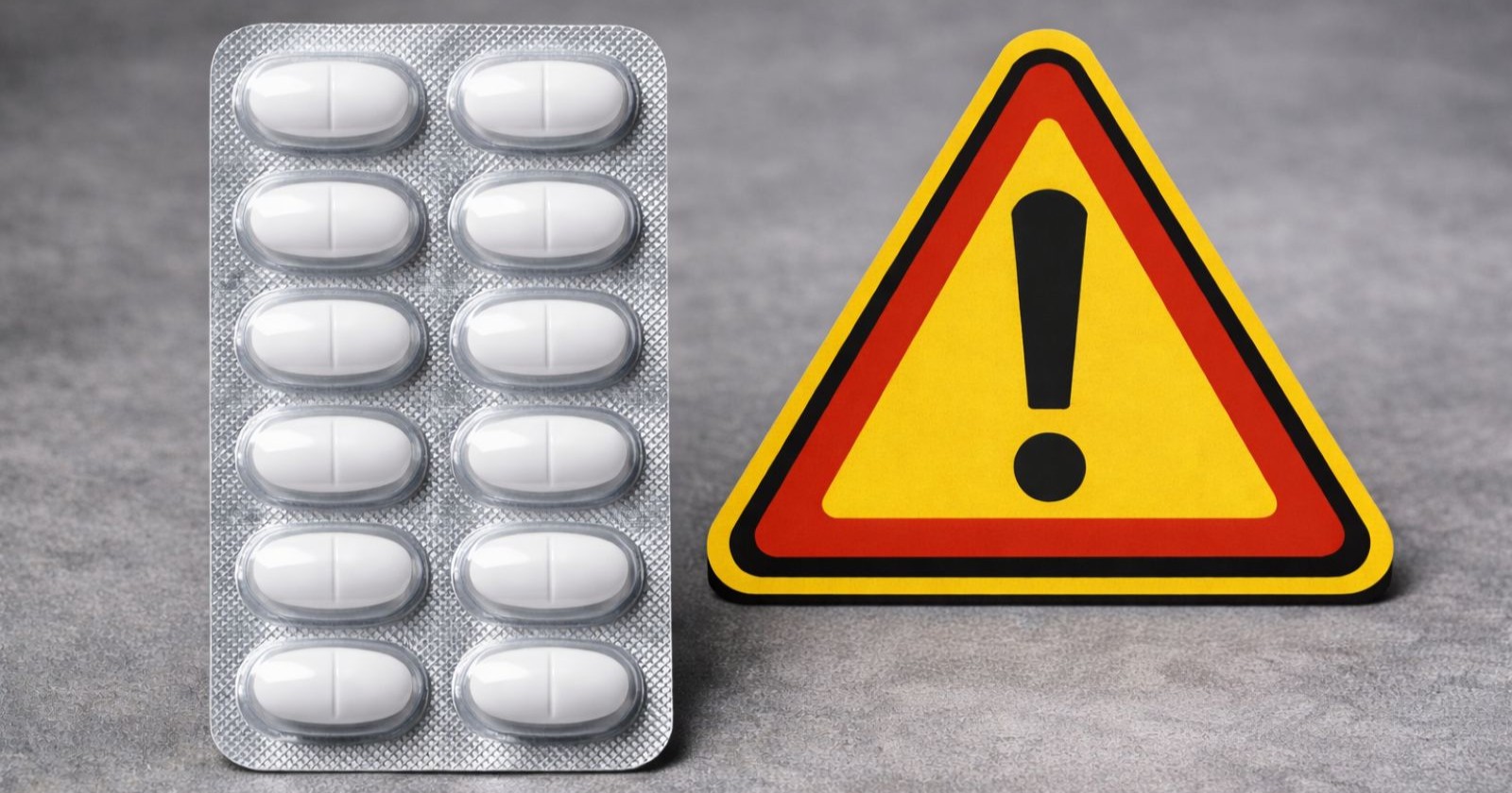 Themenbild eines Medikamentenblisters mit einem Warnschild als Symbolbild für den Rückruf von Ibuflam 600