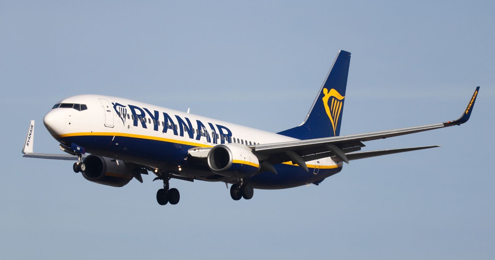 Ryanair Flugzeug im Landeanflug als Symbol für Streit um Luftverkehrssteuer in Österreich
