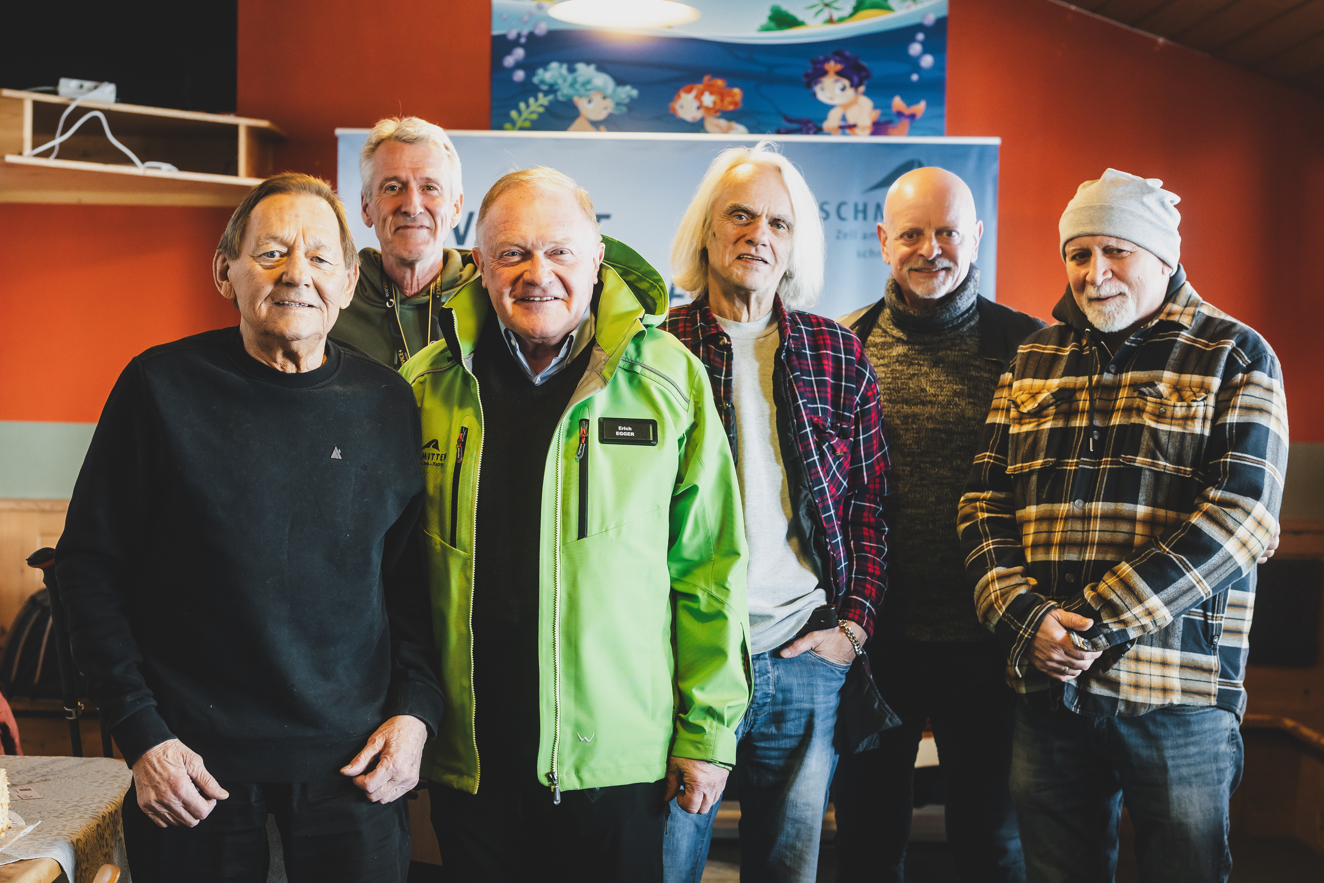 50 Jahre "Schifoan": auf der Schmittenhöhe in Zell am See: Wolfgang Ambros, Harry Stampfer, Dr. Erich Egger (Vorstand Schmittenhöhebahn AG), Ulli Bäer, Gary Lux &amp; Harald Fendrich (v. li.).