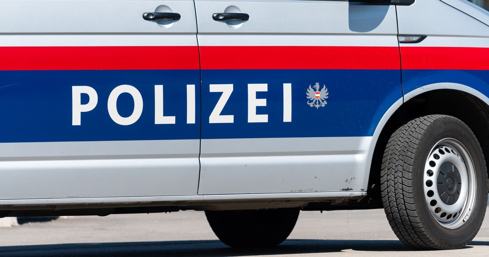 Themenbild eines Polizeiwagens als Symbol für die Schlägerei von einem iransichen Islamzentrum in Wien-Floridsdorf