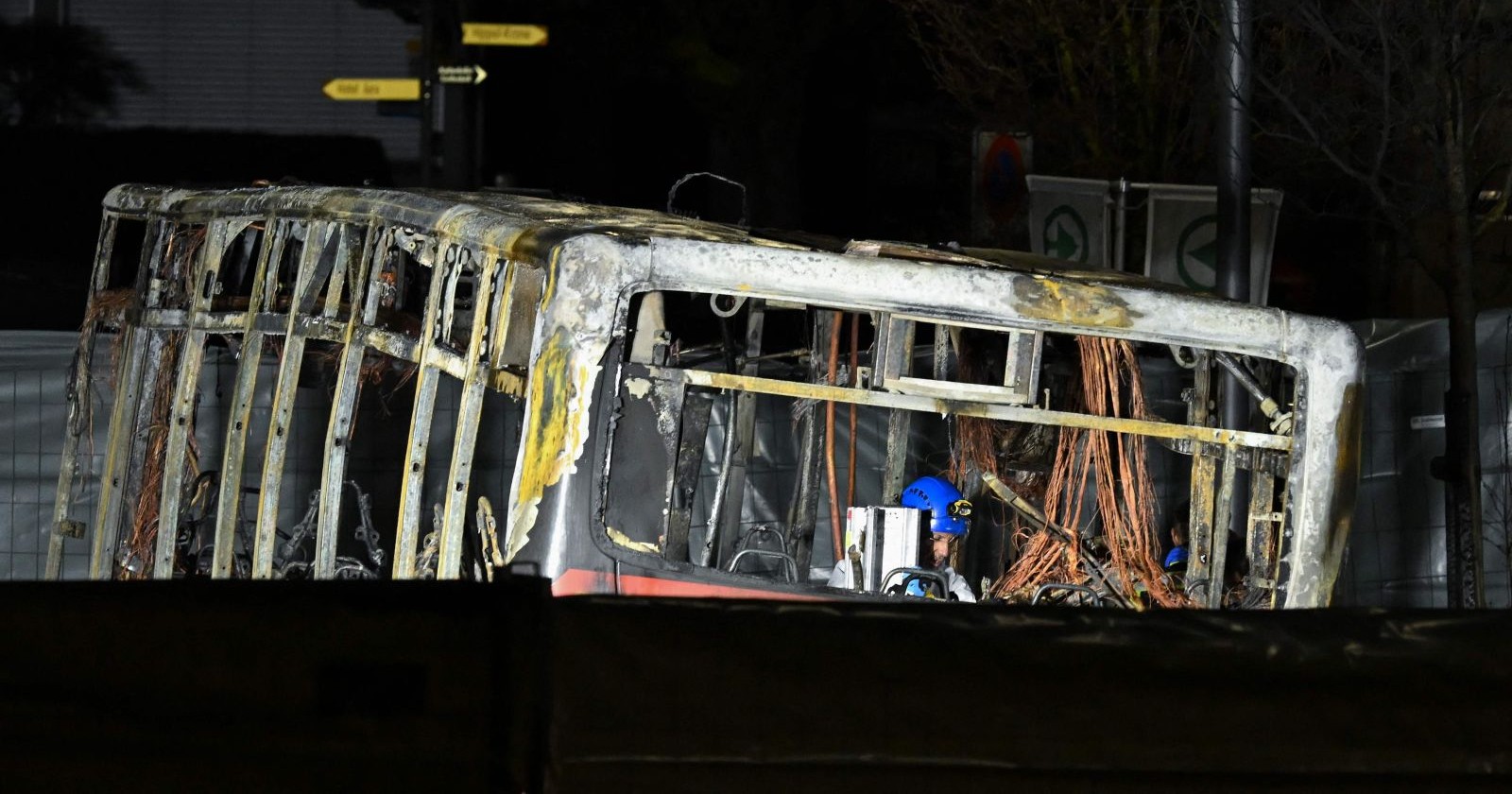 Das Wrack eines Postautos in der Schweiz nach einem tödlichen Bus-Brand in Kerzers.