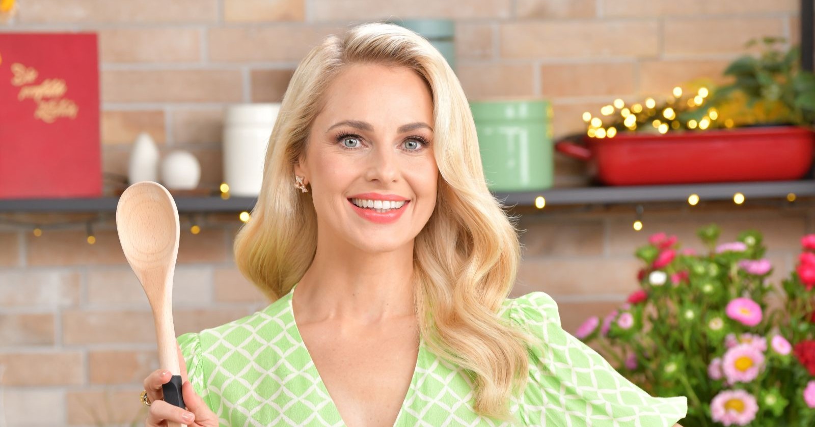 Silvia Schneider bei „Silvia kocht“ mit Kochlöffel – ORF Sendung, Rezepte, Lammkrone und Bärlauch-Gnocchi