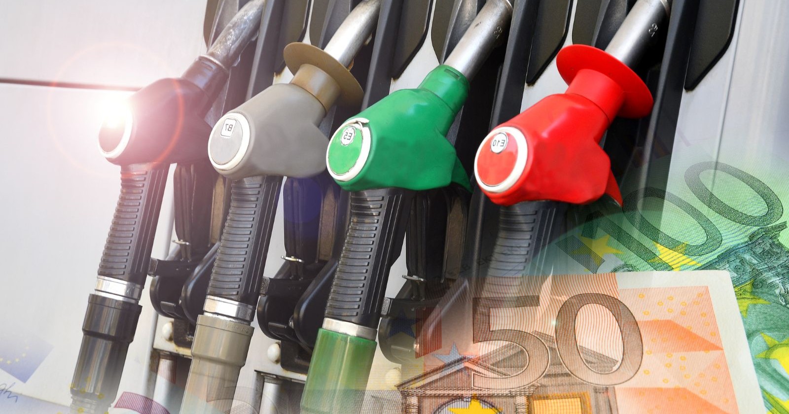 Zapfsäulen an Tankstelle mit Euro-Scheinen im Hintergrund symbolisieren steigende Spritpreise und die neue Spritpreisbremse in Österreich.