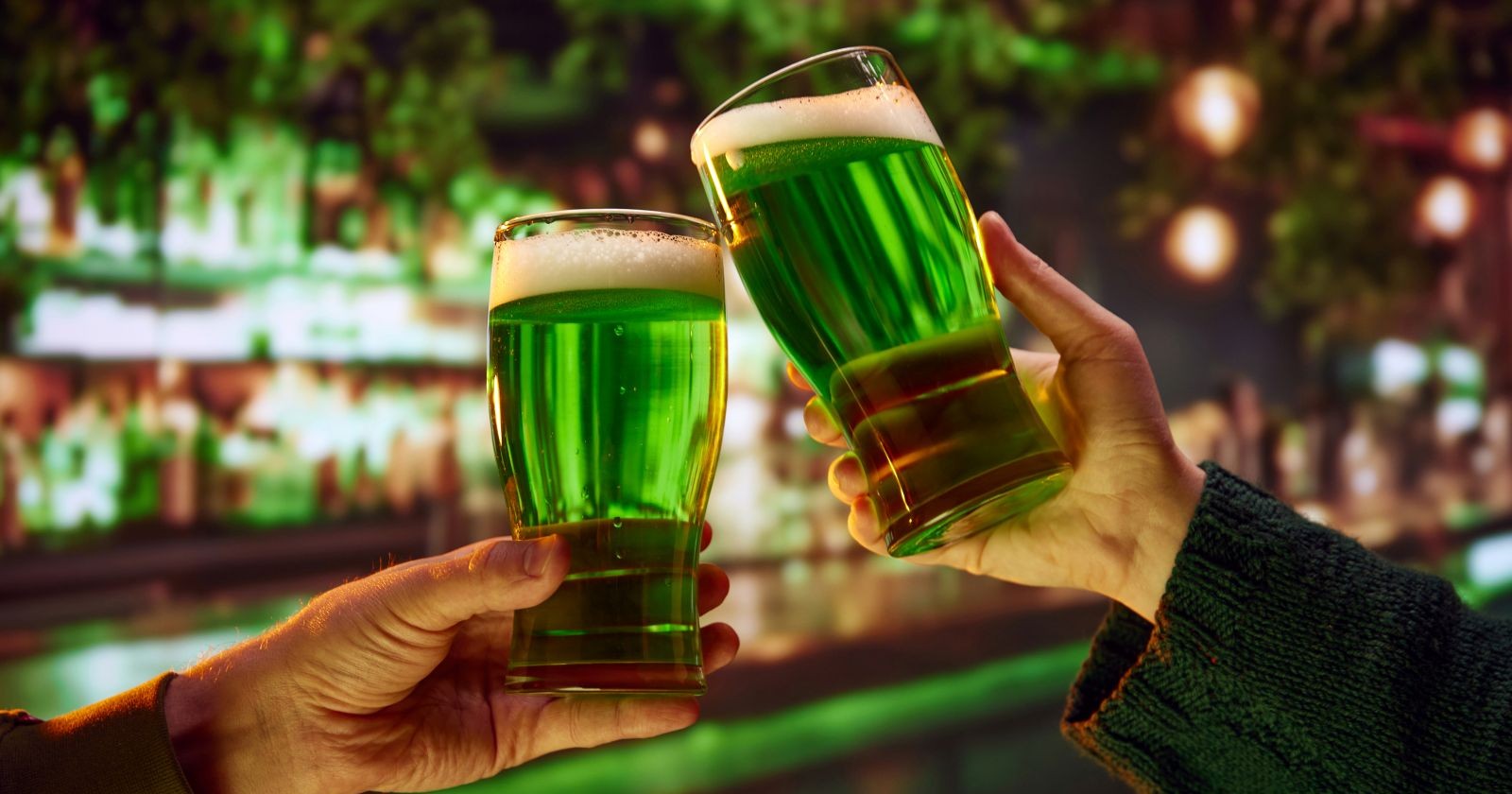 Zwei Gläser gefüllt mit grünem Apfelwein als Themenbild für den St. Patrick's Day 2026