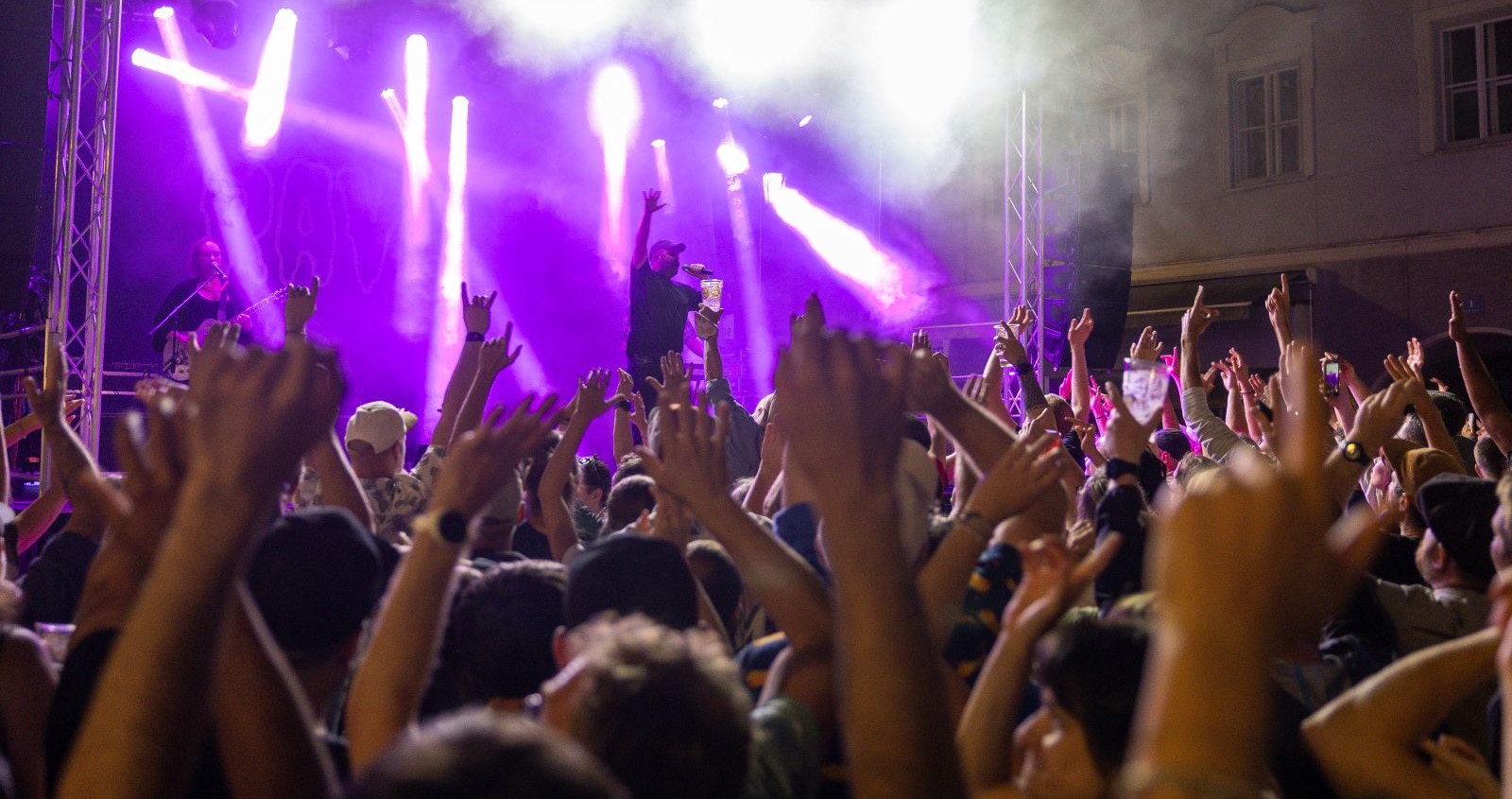 Viele Menschen vor einer Bühne beim Stadtfest Hallein.