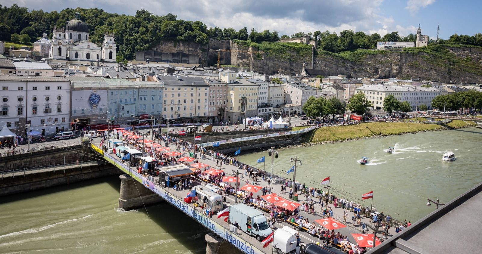 Die "Lange Tafel" auf der Staatsbrücke in Salzburg.