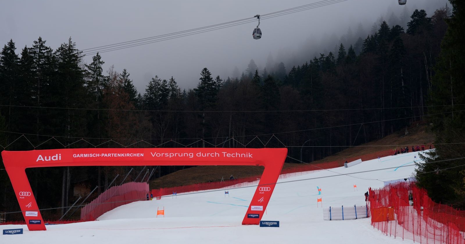 Dichter Nebel und verwaiste Zuschauerbereiche auf der Kandahar-Rennstrecke in Garmisch-Partenkirchen nach der Absage des Super-G 2026