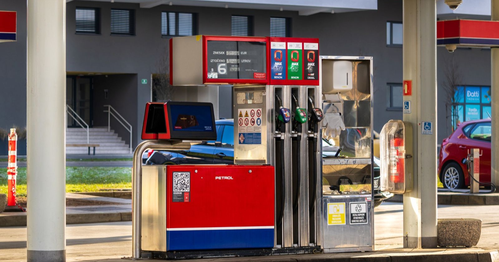 Zapfanlage einer Tankstelle in Slowenien, an der künftig eine Rationierung von Benzin und Diesel gilt