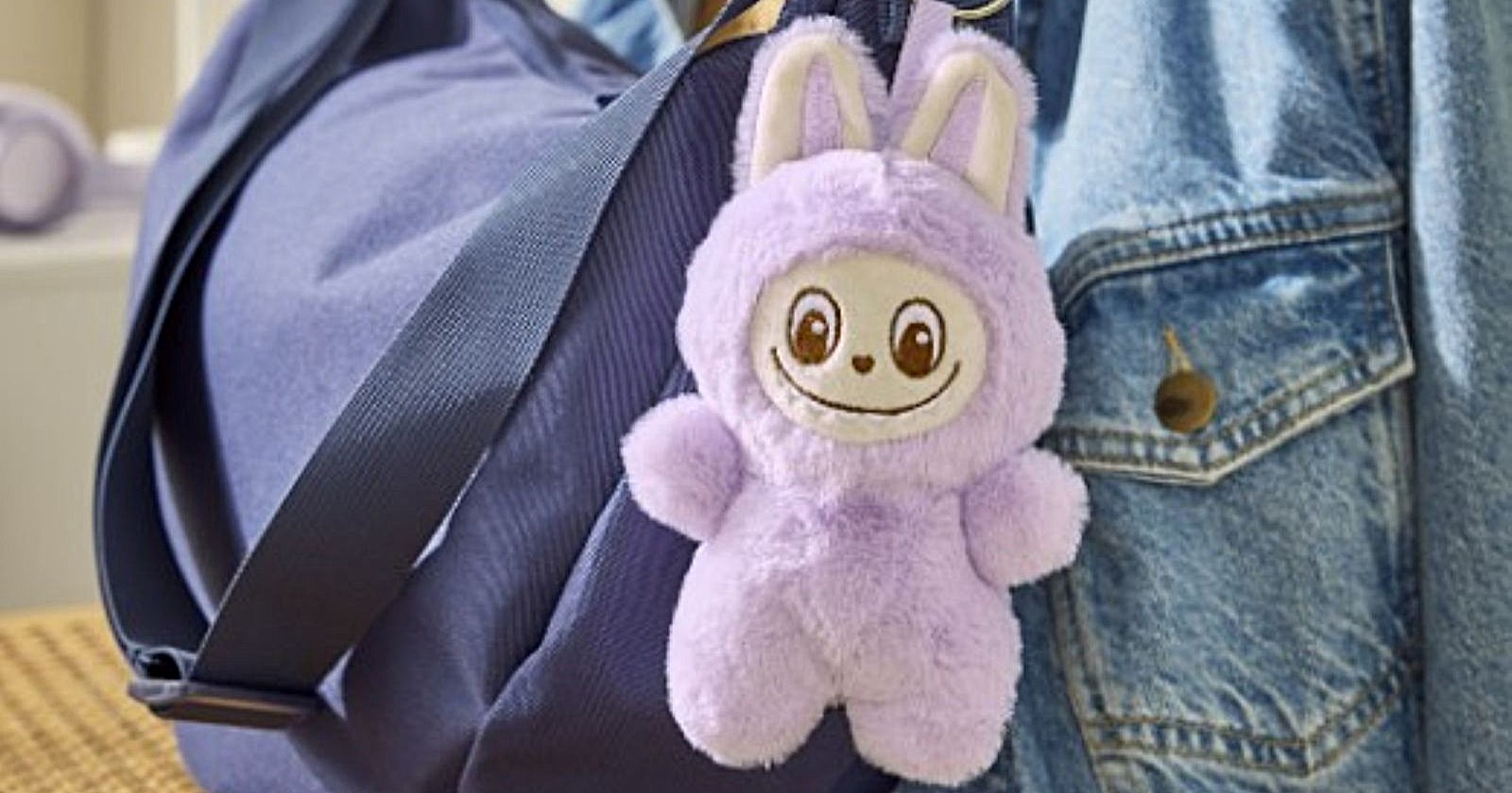 Tchibobo Kuschelmonster von Tchibo als Plüsch-Schlüsselanhänger an einer Tasche im Hasen-Design, Trendprodukt nach Labubu-Hype