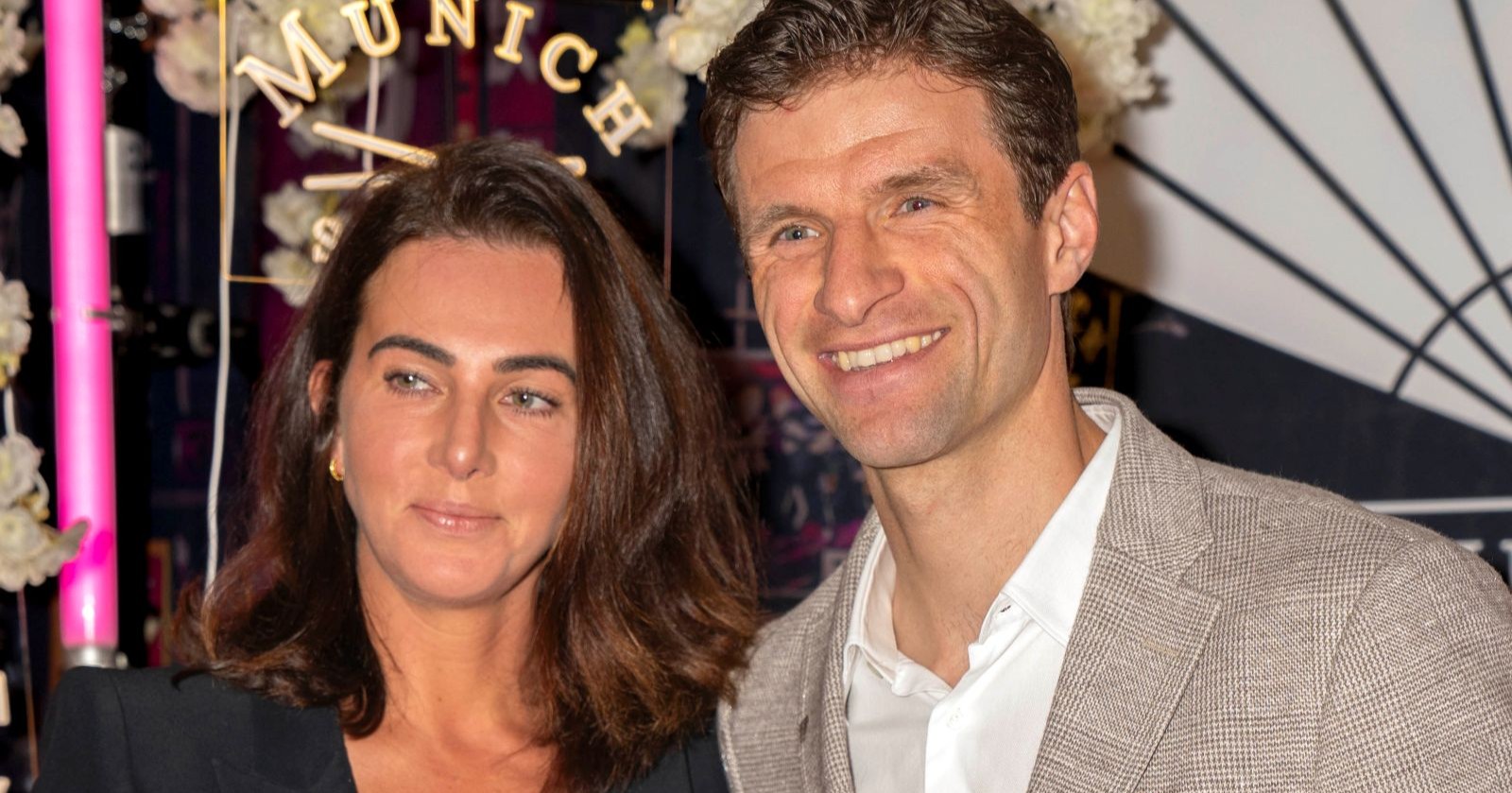 Thomas Müller und Ehefrau Lisa Müller bei einem gemeinsamen Auftritt – Diskussionen über Fernbeziehung und Trennungsgerüchte nach Kanada-Wechsel