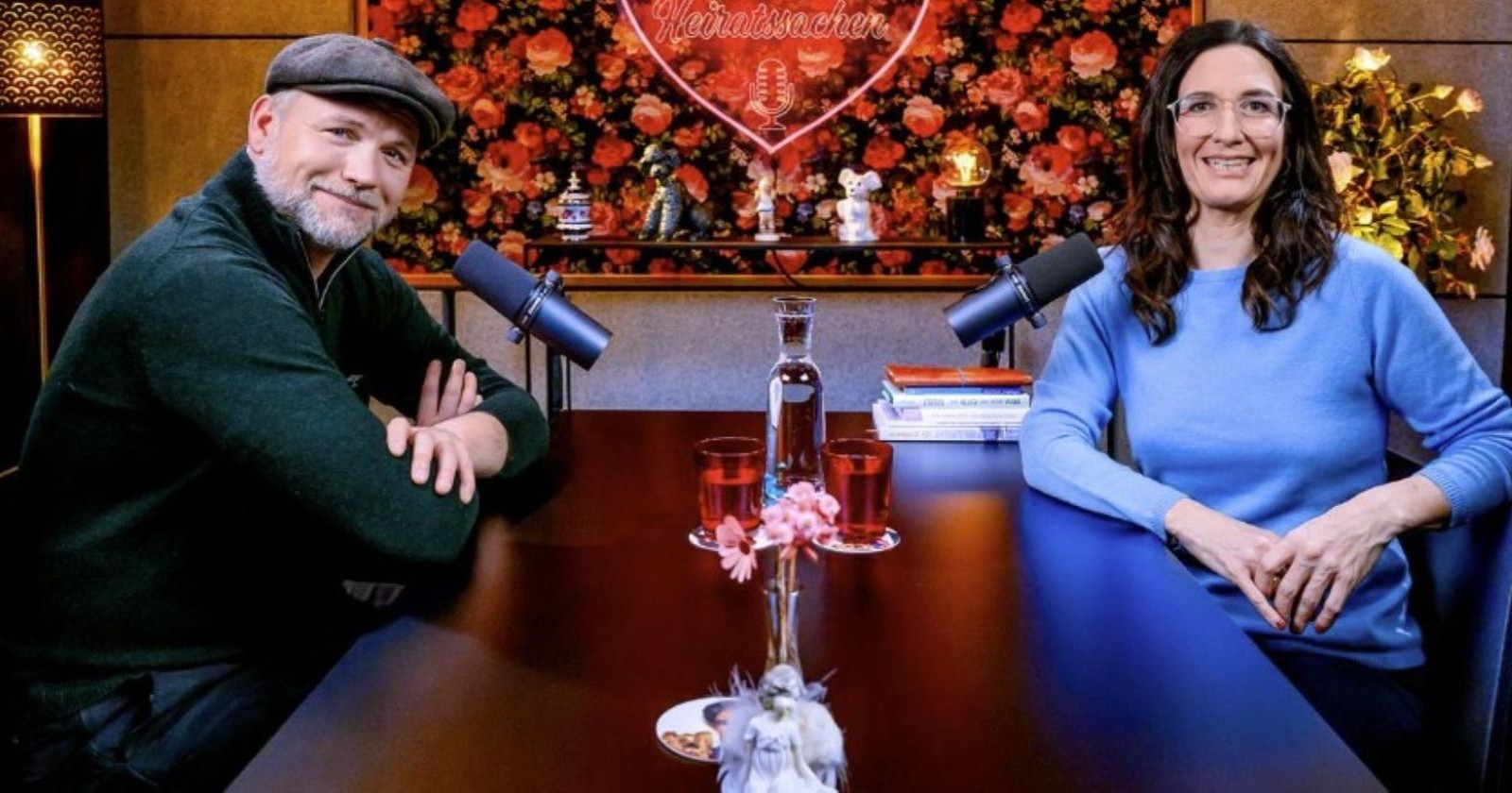 Thomas Stipsits und Nina Horowitz im Studio von „Liebesg’schichten und Heiratssachen – Der Podcast“ beim Gespräch über Liebe und Beziehungen.