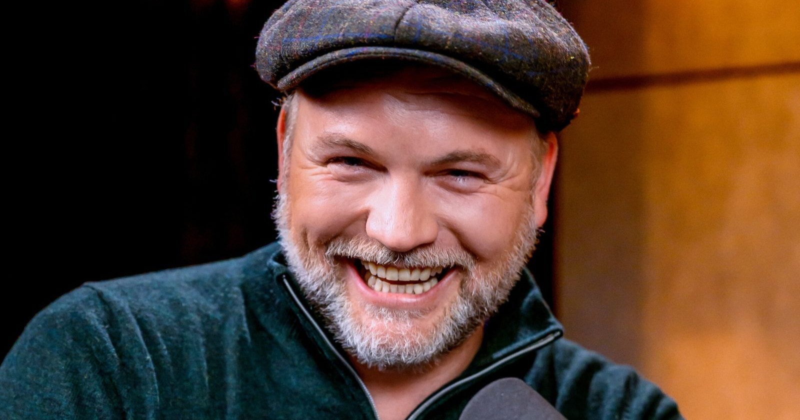 Thomas Stipsits lächelt in die Kamera und spricht über seine neue Freundin und sein privates Liebesleben