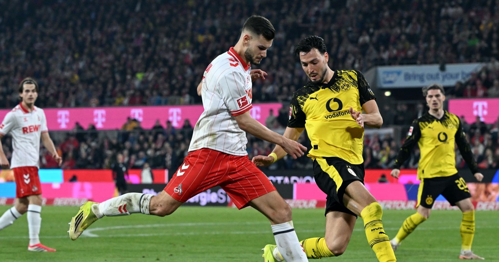 Tom Krauß im Zweikampf während eines Bundesliga-Spiels zwischen dem 1. FC Köln und Borussia Dortmund/ Tom Krauß für Schlagzeilen mit Vanessa Mariposa.