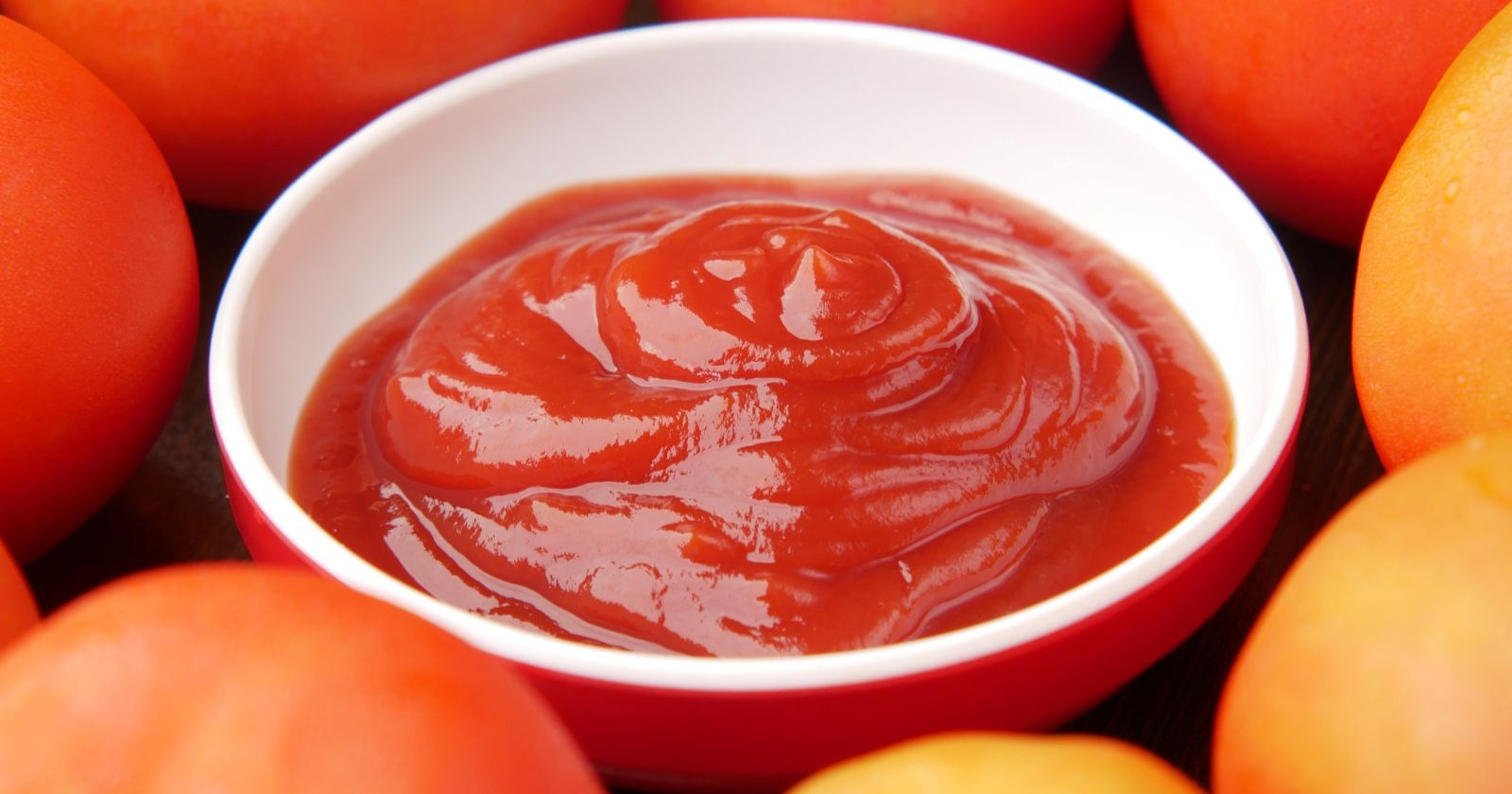 Tomatenketchup in Schale mit frischen Tomaten – Stiftung Warentest untersucht Zuckergehalt und Schadstoffe im Ketchup-Test