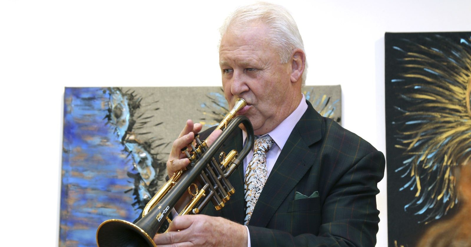 Weißhaariger Mann spielt auf der Trompete