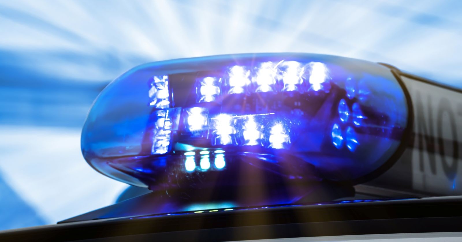 Blaulicht eines Polizeiautos symbolisiert Unfall in Trampolinhalle mit Fingeramputation