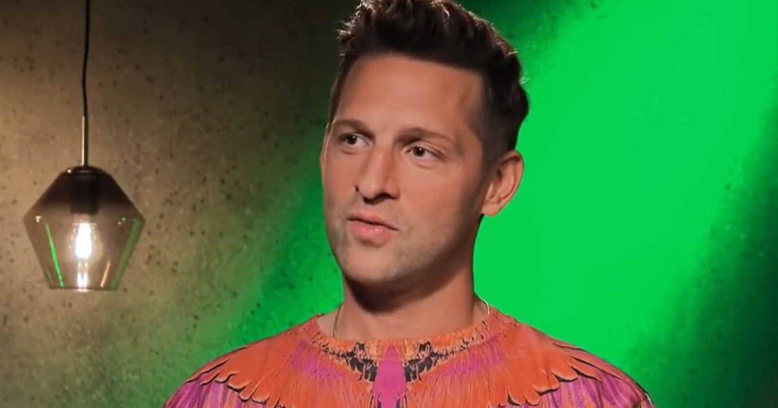 TV-Koch Alex Kumptner/ TV-Koch Alex Kumptner  spricht über den Flugzeug-Zwischenfall beim „Roadtrip Australien“, bei dem während des Flugs plötzlich der Motor ausfiel.