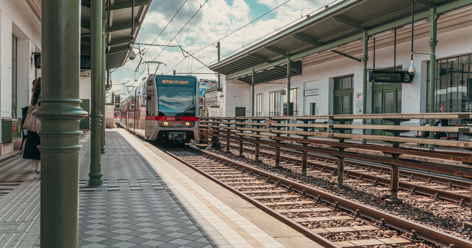 Einfahrende Trasse der Wiener U-Bahnlinie 6