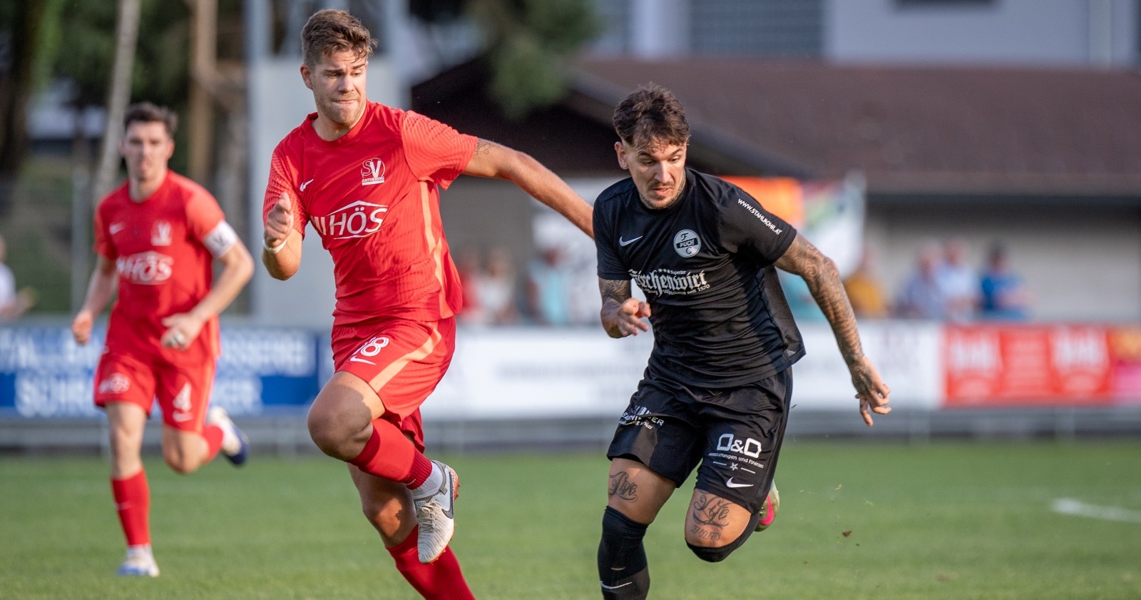 Spieler von SV Anthering und FC Puch im Duell.