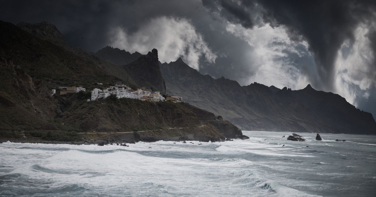 Unwetter Kanaren mit Sturm, hohen Wellen und dunklen Wolken über der Küste von Teneriffa