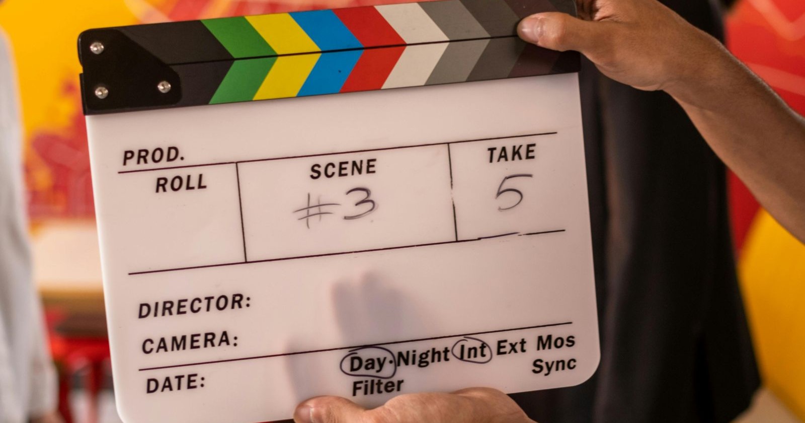 Filmklappe am Filmset – Symbolbild für „As Deep as the Grave“, in dem Val Kilmer durch KI digital rekonstruiert wurde