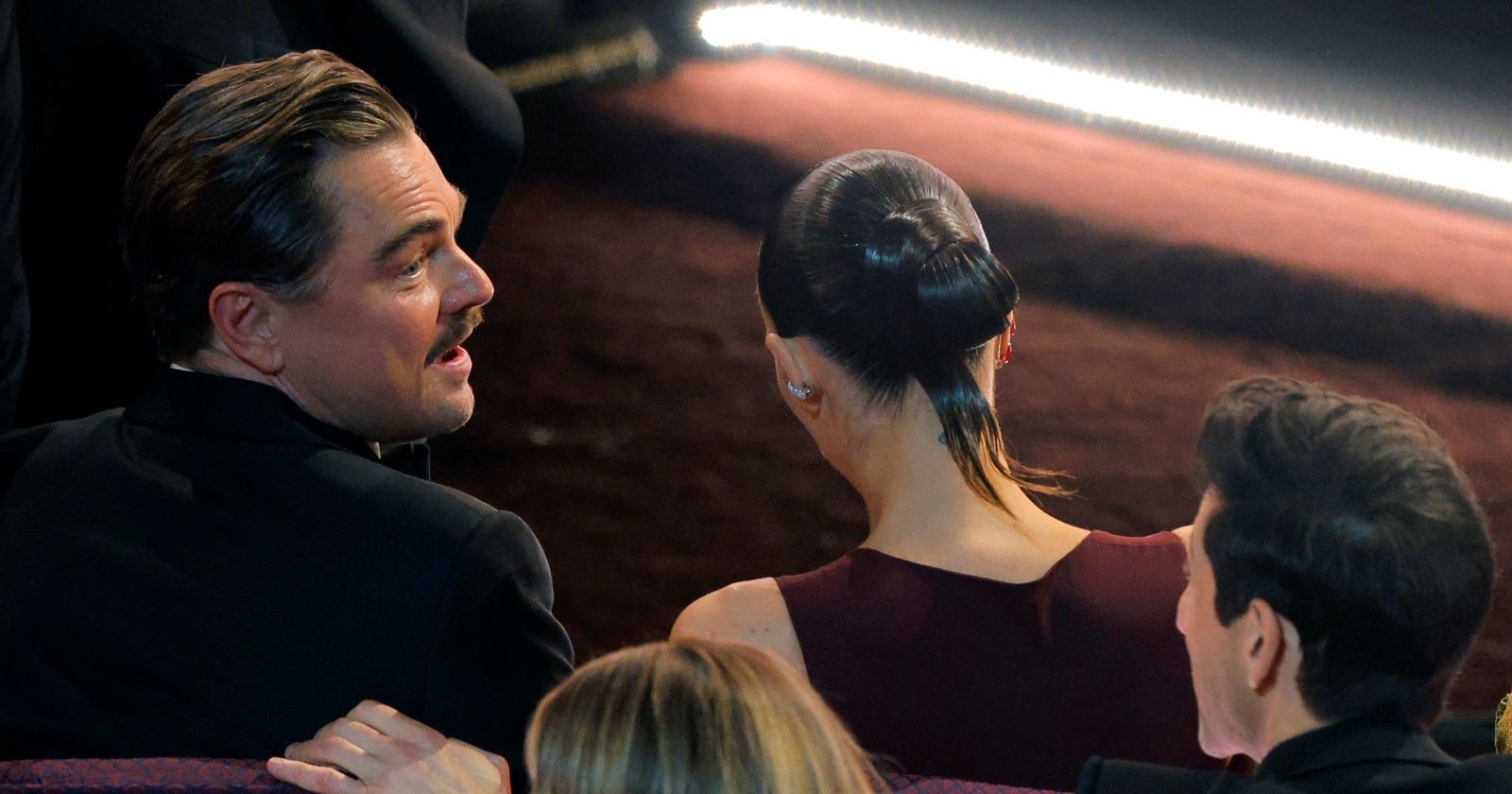 Leonardo DiCaprio und Vittoria Ceretti sitzen gemeinsam im Publikum bei den Oscars 2026 im Dolby Theatre in Los Angeles.