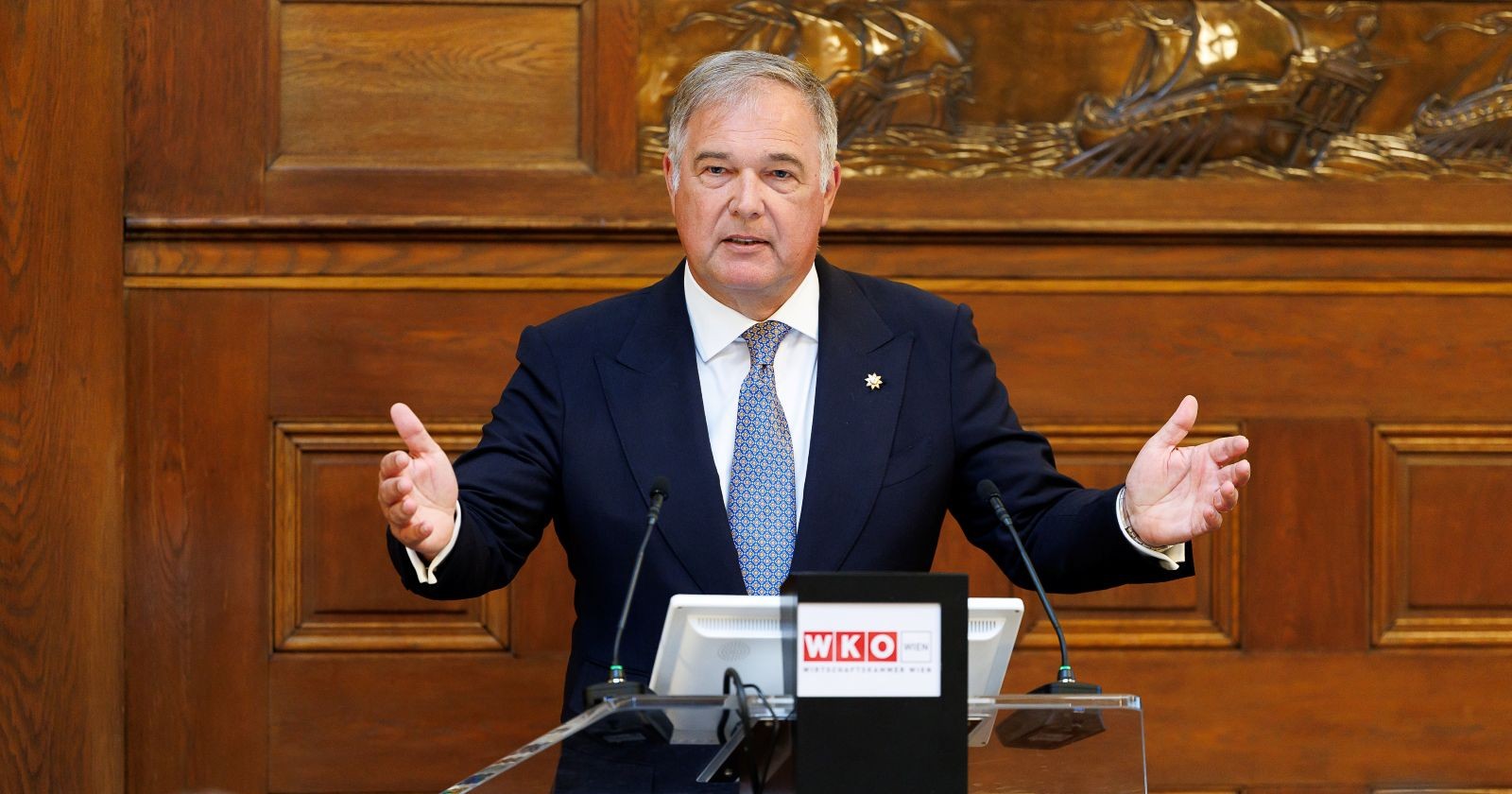 Wirtschaftskammer Wien-Präsident am Podium