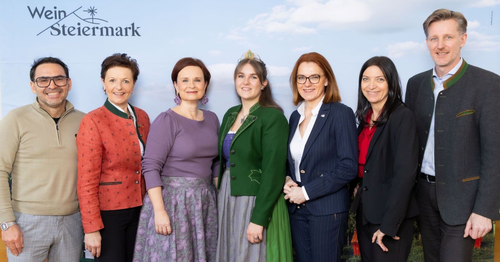 Mehrere Menschen lachen in die Kamera