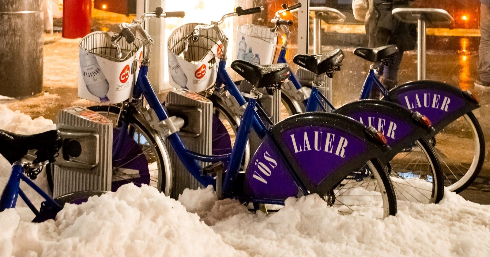 Verschneite Citybikes in Wien während eines Kaltlufteinbruchs im Frühling