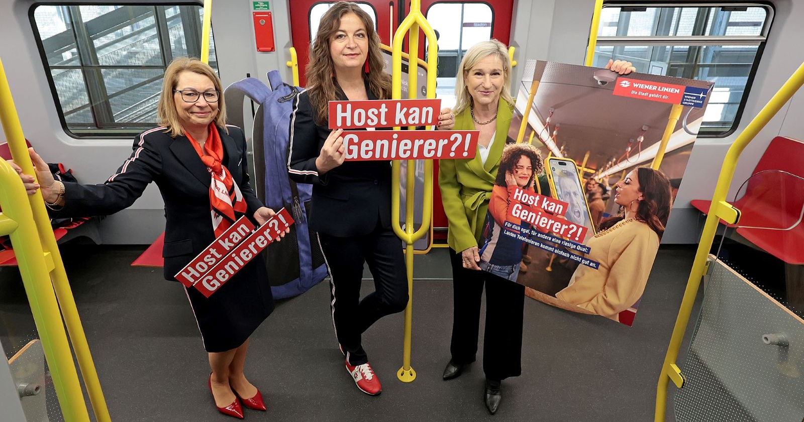 Drei Frauen mit Kampagnen-Schilder in einer Wiener U-Bahn