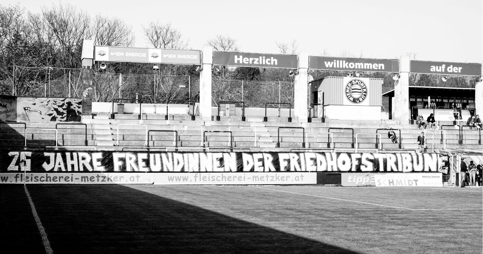 Ansicht der leeren Friedhofstribüne des Wiener Spotclubs