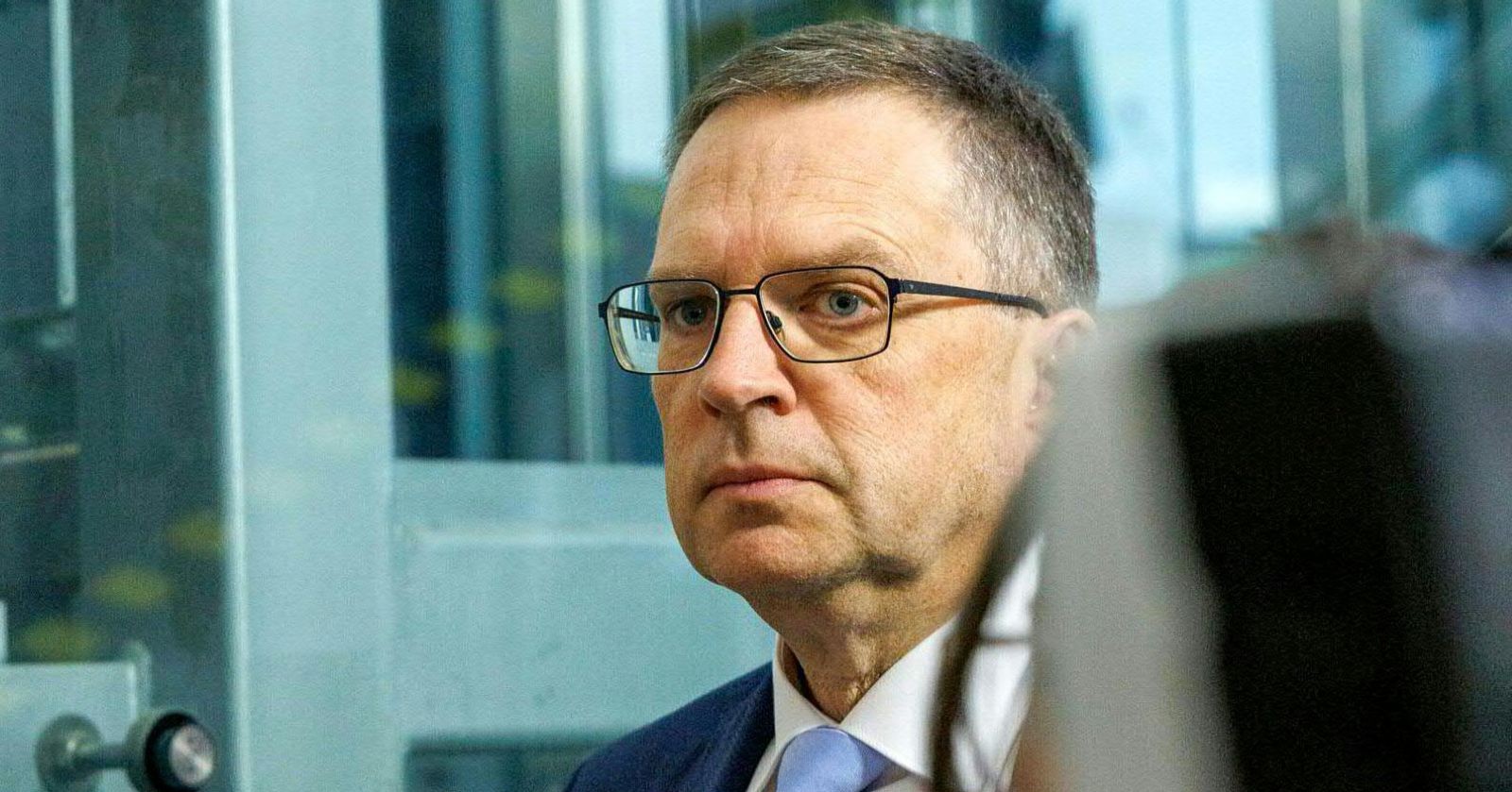 August Wöginger im Gerichtssaal beim Wöginger-Prozess in Linz – Verhandlung mehrfach unterbrochen vor Aussage von Kronzeuge Thomas Schmid.