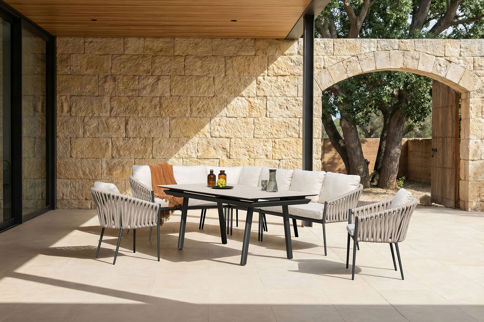 Gartenmöbel für die Terrasse bestehend aus Tisch und Stühlen | Credit: TREND-MASTER