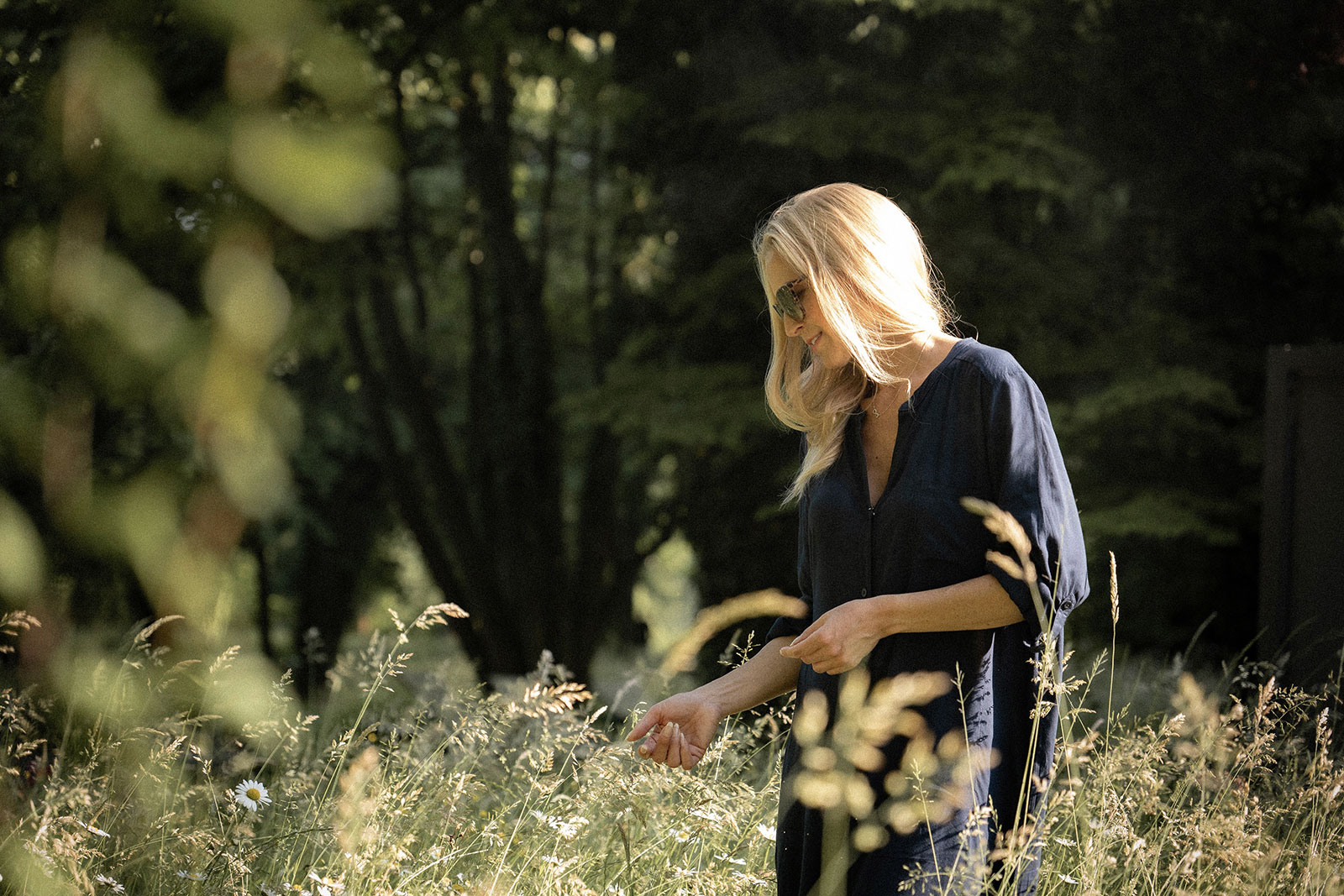Frau die auf einem Feld spazieren geht | Credit: Kurhaus Schärding