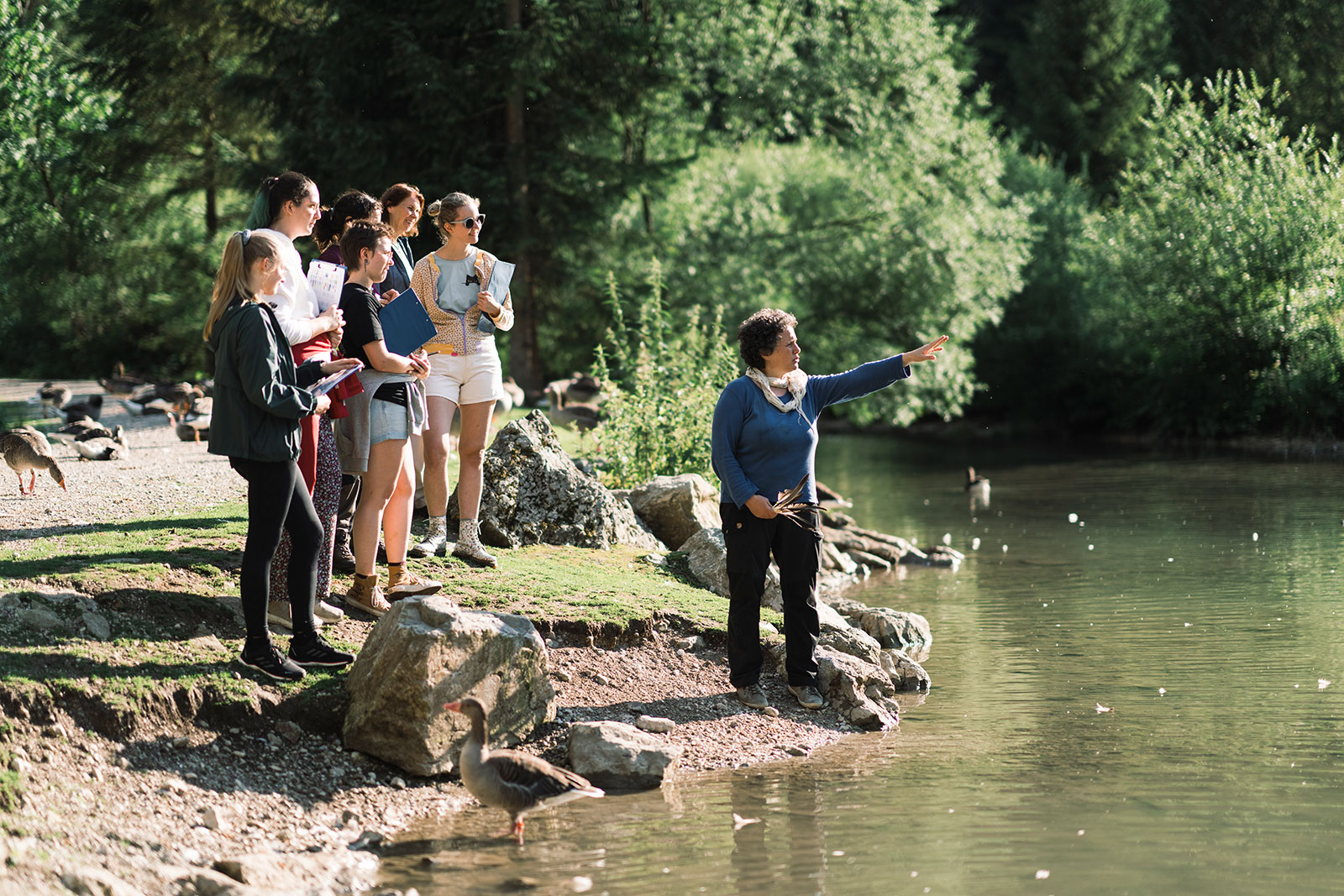 Gruppe am Seeufer | Credit: Robert Maybach