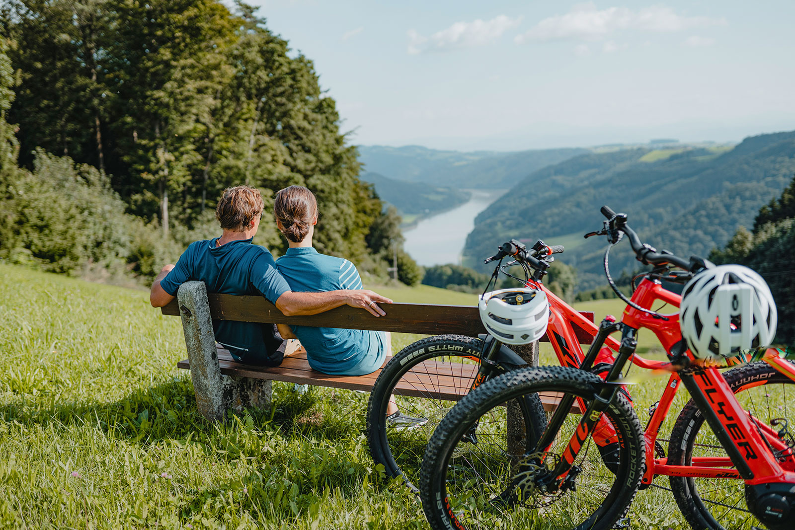 Radfahrer bei einer Pause auf der Bank | Credit: Oberösterreich Tourismus/Tom Son