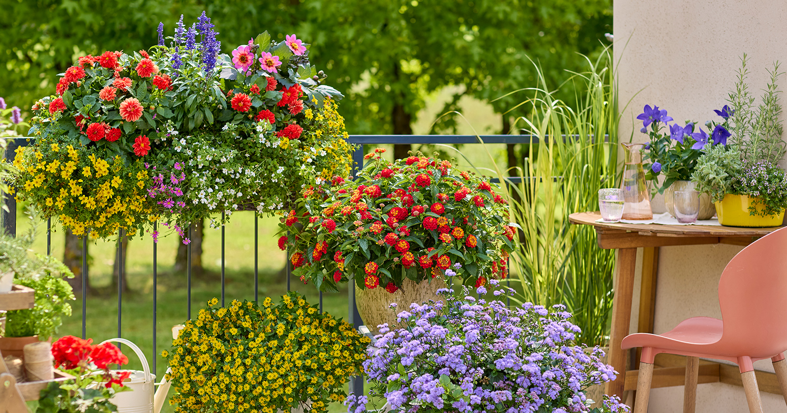 Terrasse mit Balkonblumen | Credit: Renner Print Media GmbH