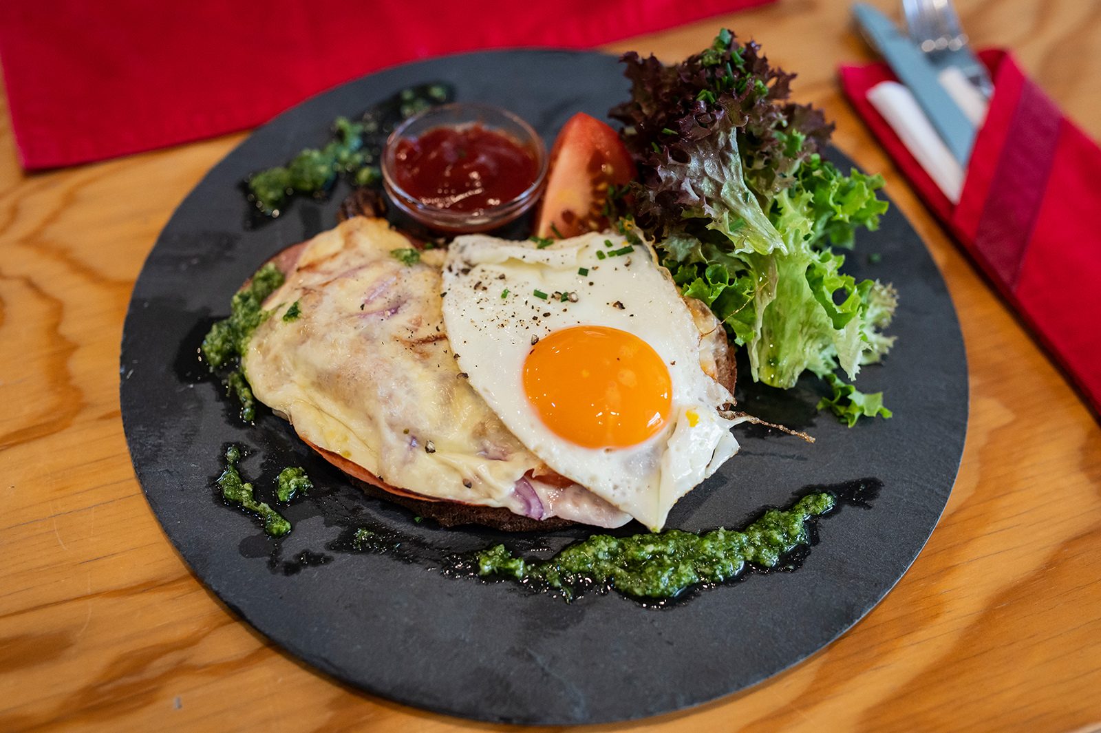 Teller in einem Lokal mit einem Gericht, Salat und Spiegelei | Credit: Jugend am Werk Steiermark / Miriam Raneburger