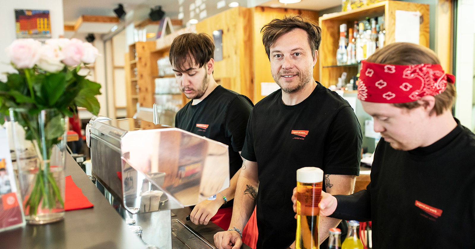 Beschäftigte eines Lokals hinter der Theke | Credit: Jugend am Werk Steiermark /Miriam Raneburger