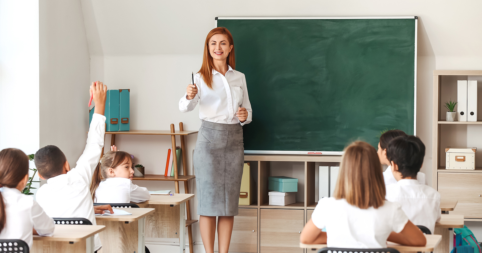 Lehrerin vor einer Klasse von Volksschülerinnen und Volksschülern | Credit: Stutterstock/Pixel-Shot