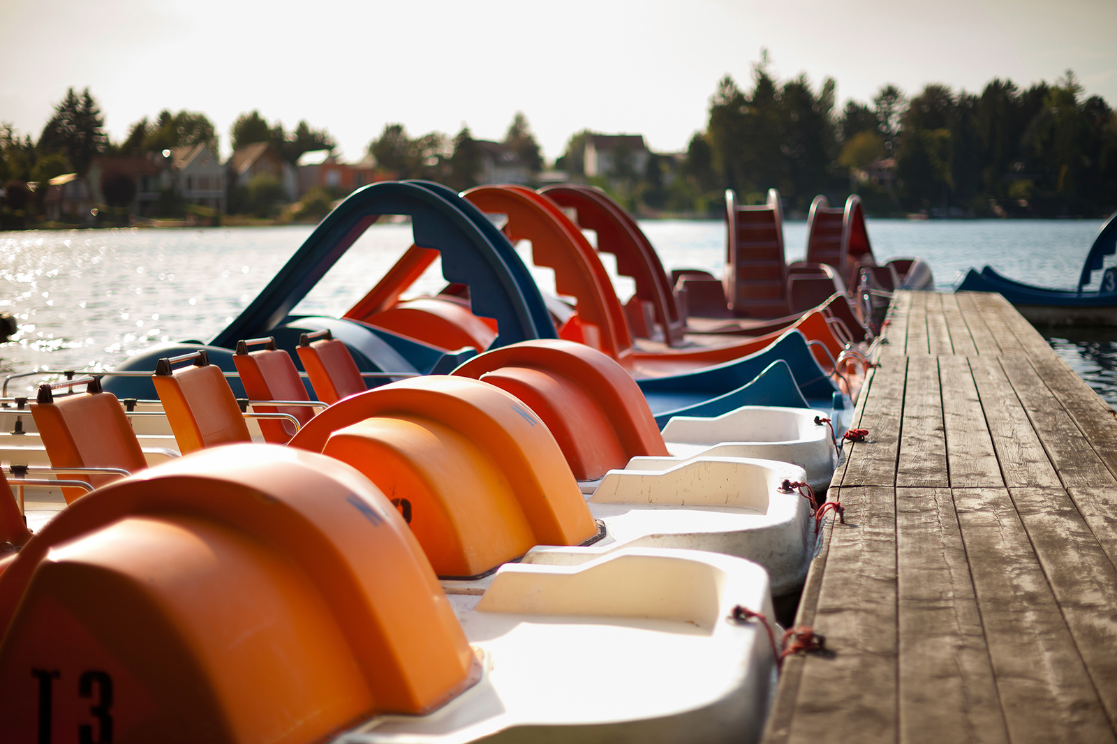 Bootssteg mit verankerten Tretbooten | Credit: Neufelder Seebetriebe