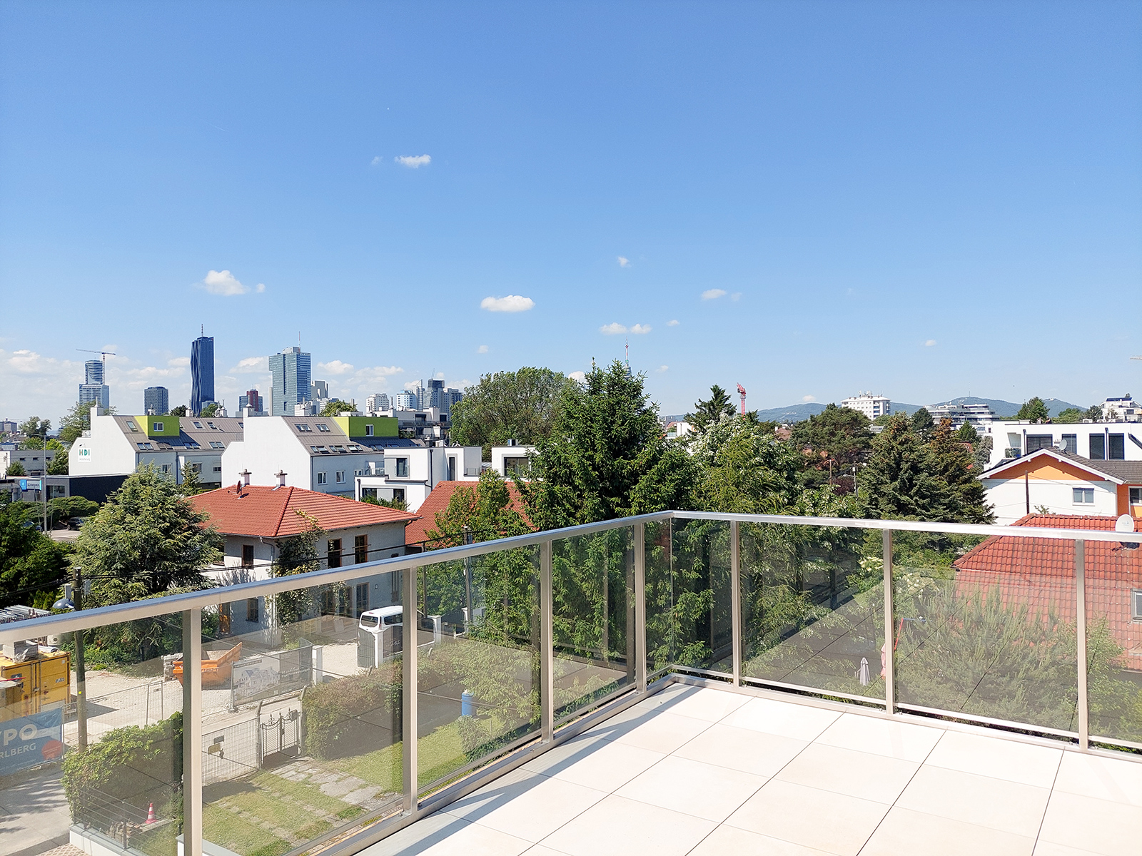 Ausblick auf Wohnsiedlung von Terrasse aus | Credit: Glorit Bausysteme