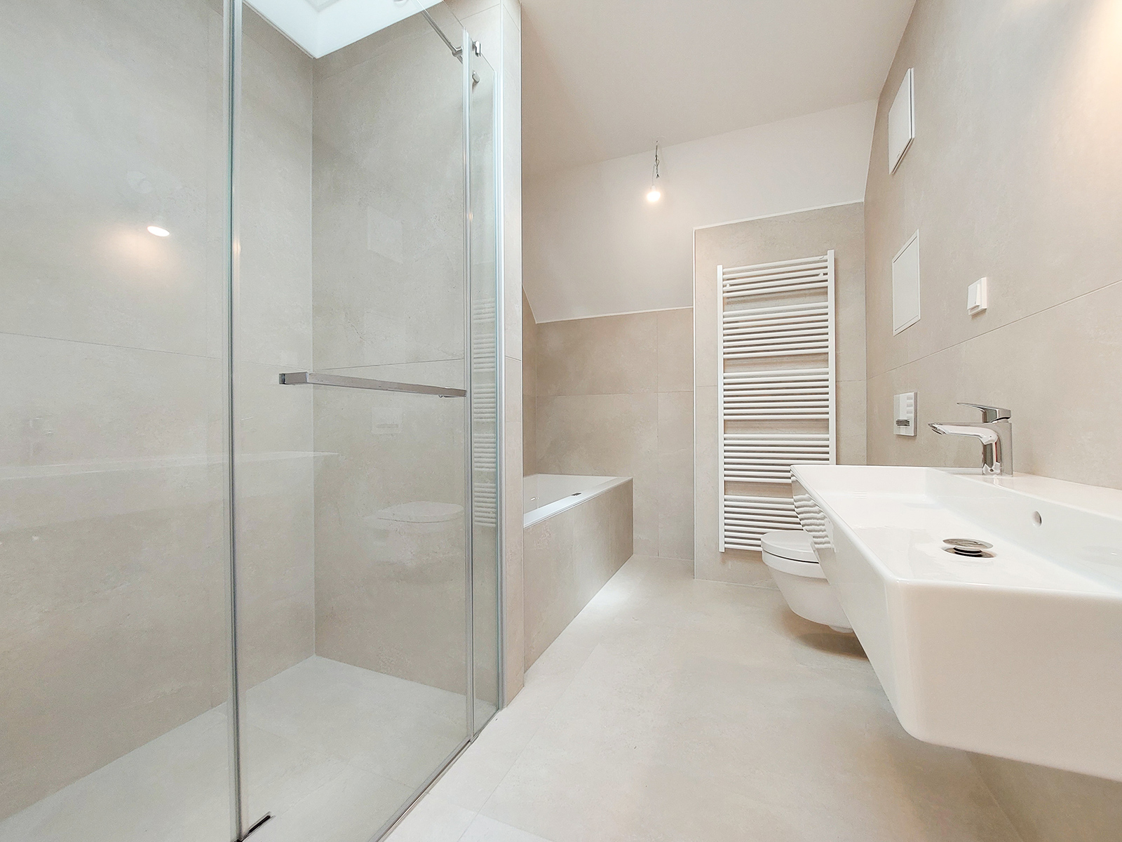 Modernes Badezimmer in Weiß | Credit: Glorit Bausysteme