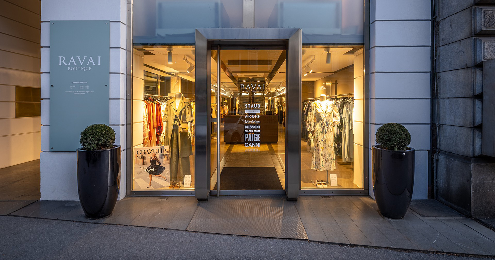 Boutique bei Nacht von außen | Credit: Benjamin Gasser