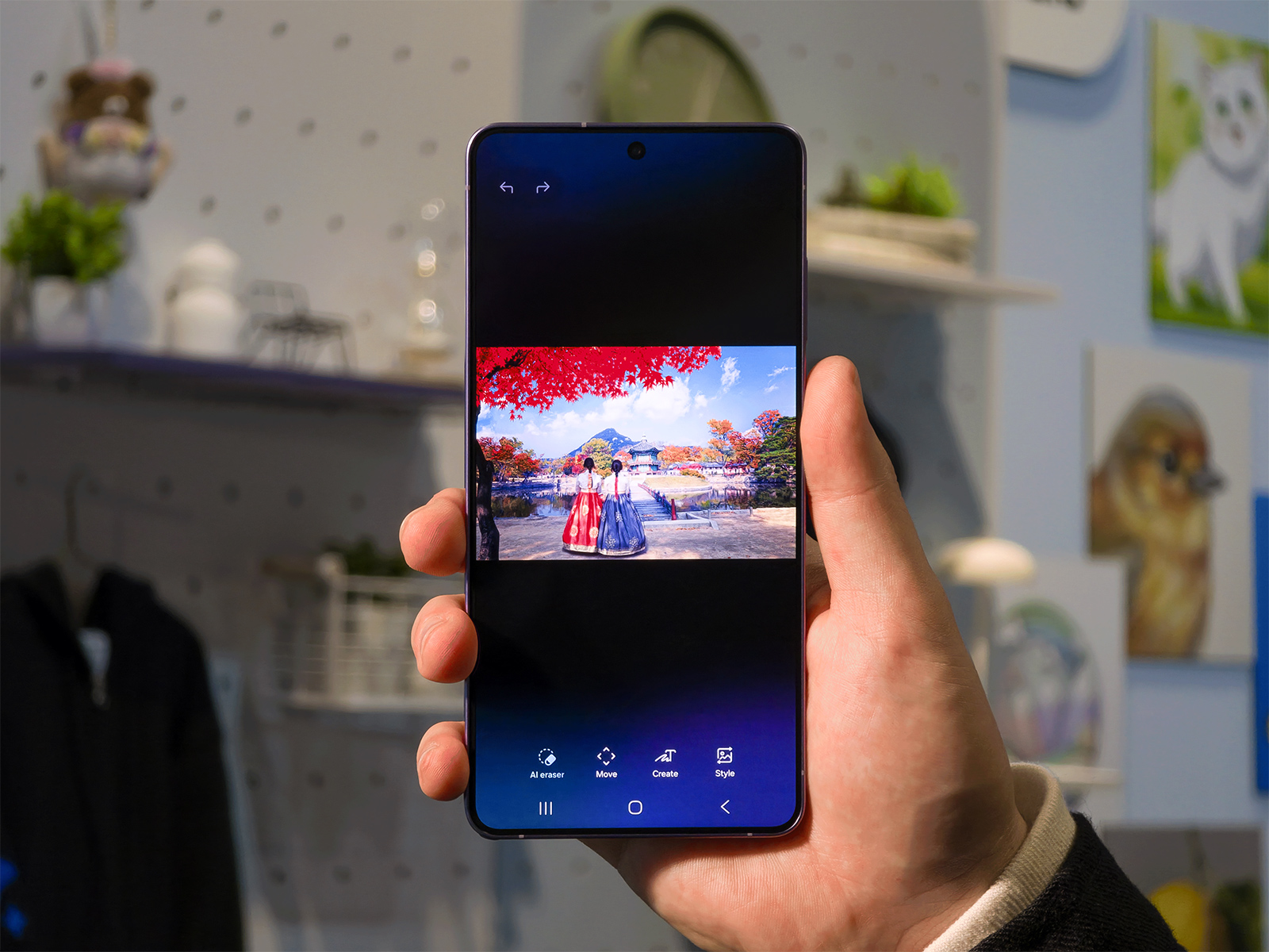 Mann mit Smartphone in der Hand | Credit: Samsung