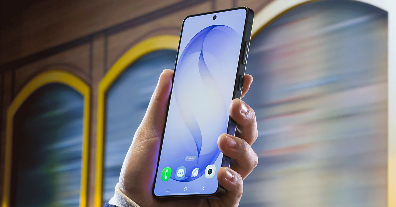 Mann mit Smartphone in der Hand | Credit: Samsung