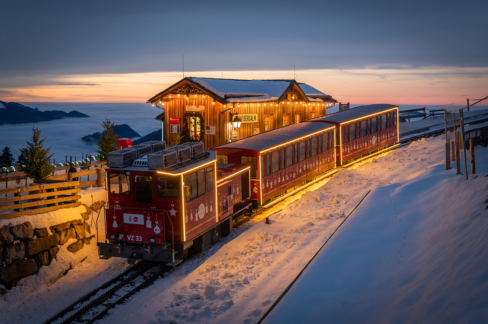 Fahrt in der Schafbergbahn durch verschneite Landschaft im Advent | Credit: Salzburg AG Tourismus/Ursula Bahr