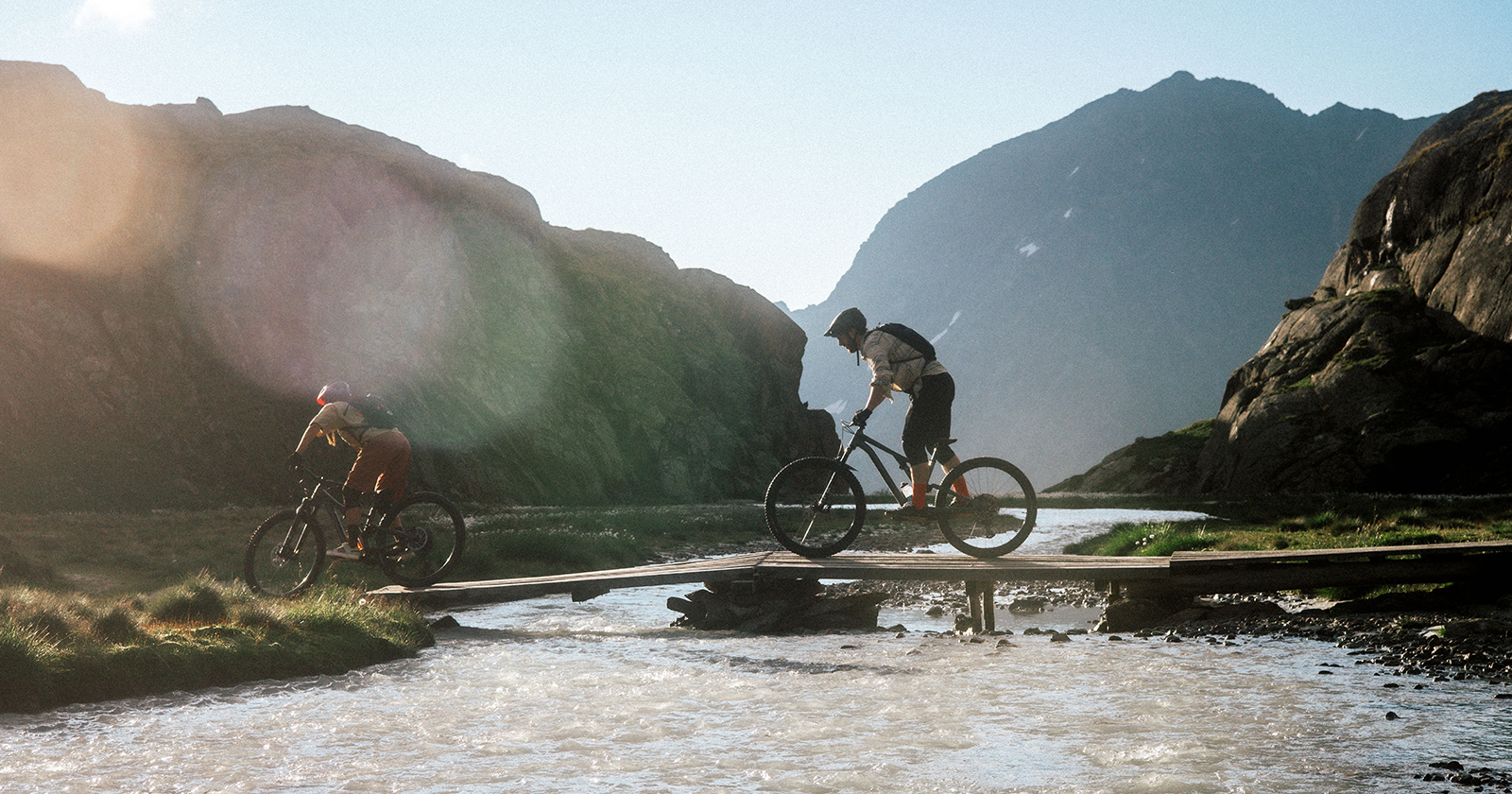 Radfahrer vor idyllischer Bergkulisse | Credit: Tirol Werbung / Dominic Zimmermann