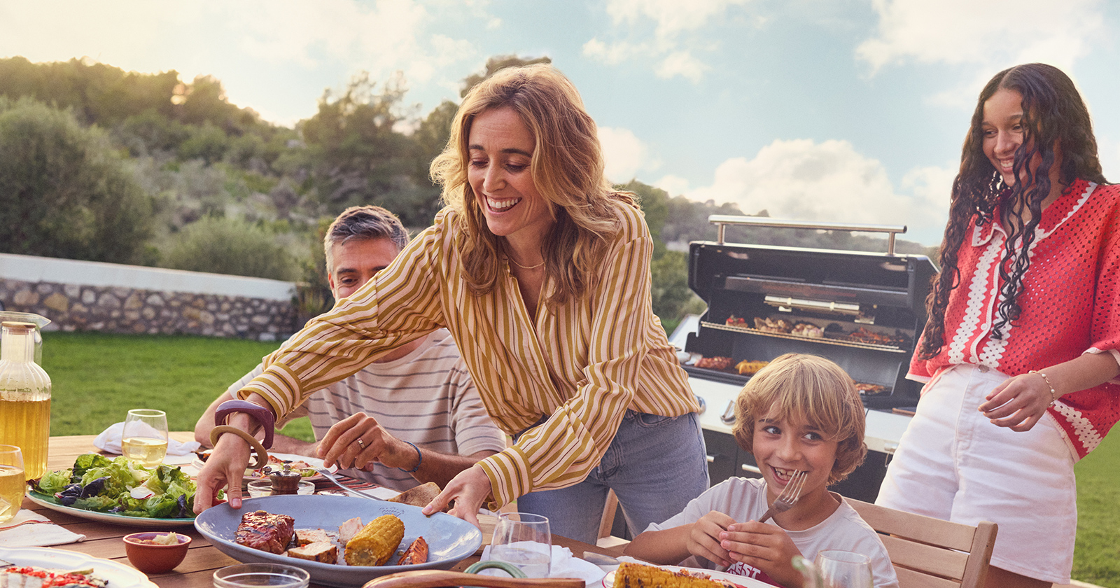 Fröhliche Runde beim gemeinsamen Grillen | Credit: Weber Grill